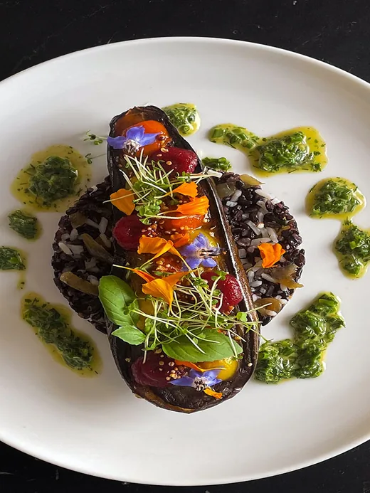 Plat gastronomique dressé, herbes et fleurs comestibles