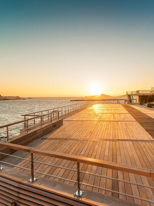 Ponton du Cercle des Nageurs de Marseille au coucher du soleil