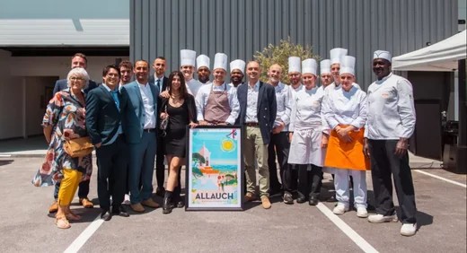 L'équipe Metsens au complet devant l'atelier d'Allauch, cuisiniers en veste blanche et personnel de salle