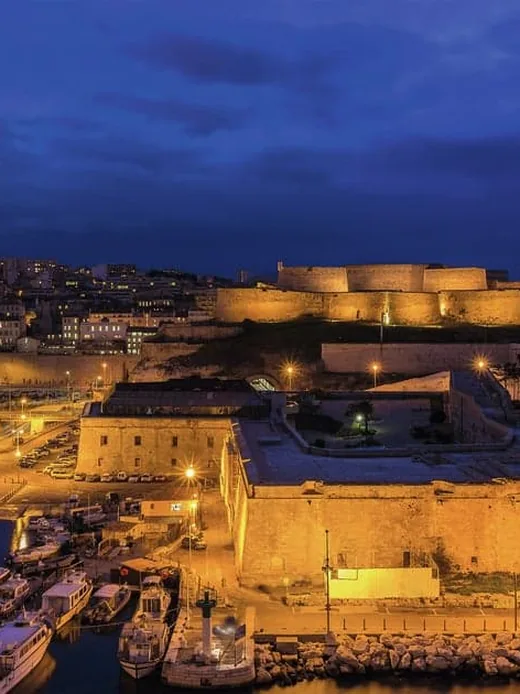 Terrasse d'un fort marseillais privatisée pour un événement d'entreprise