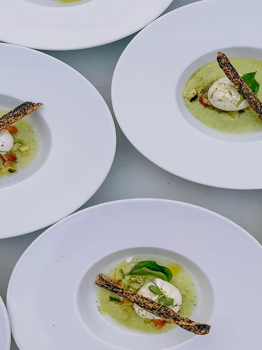 Série d'assiettes identiques dressées avant le service